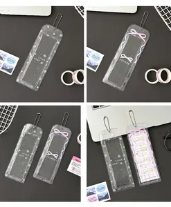 Détail du porte-carte PVC pailleté avec motifs neige et nœud et chaîne à billes