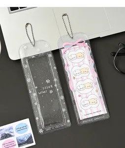 Détail du porte-carte en PVC pailleté avec motif de neige et ruban bleu décoratif