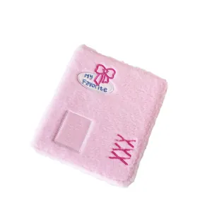 Carpeta de tarjetas fotográficas en felpa rosa con bordado y textura suave de piel