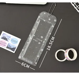 Vue macro du porte-carte en PVC transparent pailleté avec flocon de neige et chaîne
