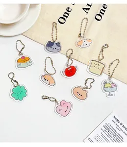 Vue détaillée de 10 porte-clés en acrylique aux motifs de dessins animés variés