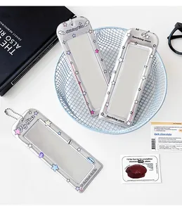 Vue détaillée de porte-cartes transparents à étoiles avec chaînes à billes argent