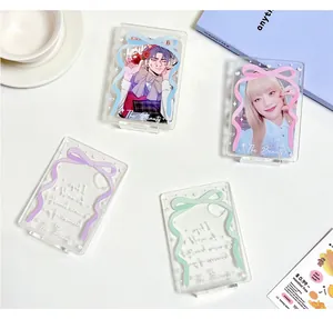 Vista de soportes acrílicos para fotocards con diseños de lazos y bases estables