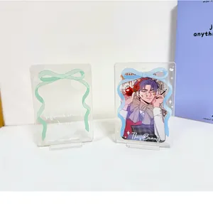 Detalle del soporte para tarjetas de acrílico con lazos en tonos pastel y base incluida