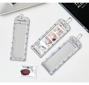 Détail des porte-cartes en acrylique transparent avec motifs étoiles et chaînettes