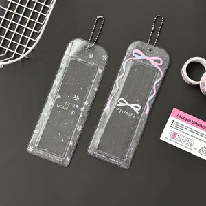 Porte-cartes scintillants avec motifs de flocons et nœuds sur fond noir élégant