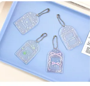 Dettaglio di quattro porta carte in acrilico con stampe colorate su un vassoio azzurro