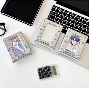 Mini album photo argenté pailleté pour cartes d'idoles sur un bureau avec ordinateur