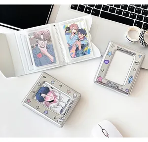 Détail de l'album de cartes en cuir blanc avec étuis de rangement argentés pour photocards