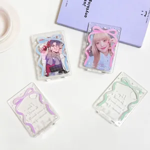Soporte de acrílico para tarjetas con lazos de colores y patrones decorativos de corazón