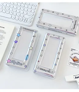 Lot de classeurs de cartes photo argent laser avec motifs d'étoiles sur bureau blanc