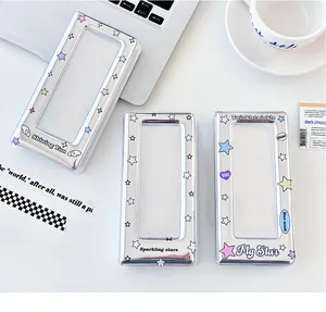 Détail de porte-cartes photo miroir argent avec étoiles colorées et fenêtre