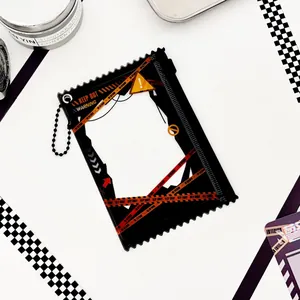 Ausweishalter im industriellen Warnstil mit Metallkette für Taschen und Schlüssel