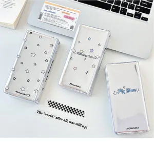 Détail des classeurs de cartes photo argentés avec motifs d'étoiles sur un bureau