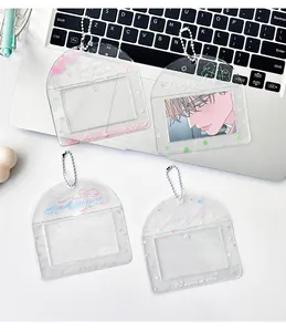 Dettaglio di quattro porta fotocard in acrilico con motivi di fiori di ciliegio e trifogli