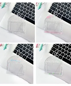 Dettaglio di quattro porta tessere in acrilico trasparente con glitter e motivi floreali