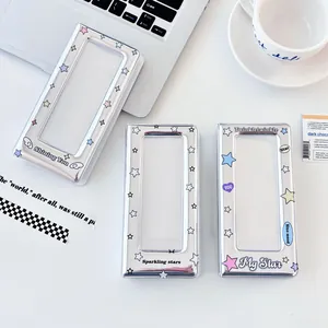 Classeur de cartes argenté style Y2K avec motifs d'étoiles et fenêtre de présentation