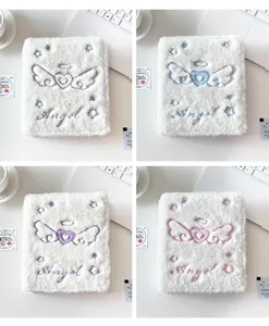 Detalle de fundas de felpa para álbumes A6 con bordados de alas de ángel en cuatro colores