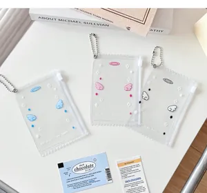 Vue détaillée des porte-cartes en PVC avec ailes d'ange et chaînes à billes en métal
