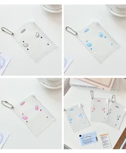 Détails des porte-cartes en PVC avec motifs d'ailes et chaînes métalliques colorées
