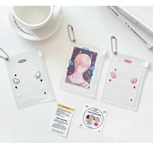 Trois protège-cartes en PVC transparent avec motifs d'ailes d'ange et chaînes en métal