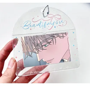 Dettaglio del porta fotocard in acrilico glitterato con catena argento e testo artistico