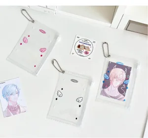 Détail de porte-cartes en PVC transparent avec motifs d'ailes, fermeture éclair et chaînette