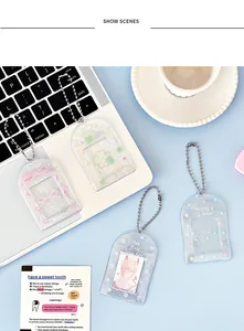 Dettaglio di quattro portacarte in PVC glitterato con catenelle a sfere e motivi a stella