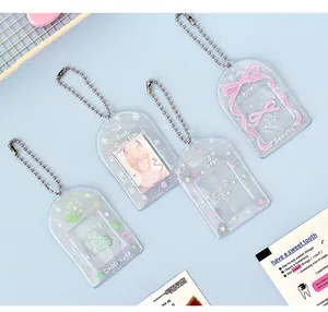 Dettaglio di quattro porta fotocarte in acrilico glitterato con catenelle argentate e stelle