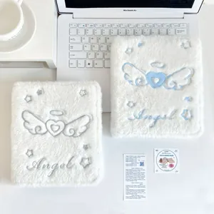 Carpeta de felpa blanca con bordado de alas de ángel y corazón en suave textura