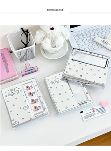 Tre simpatici album fotografici in PVC bianco con stelle e cuori su una scrivania