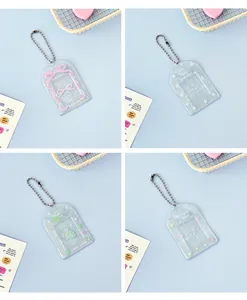 Dettaglio dei porta fotocard in acrilico trasparente con motivi glitterati e catena