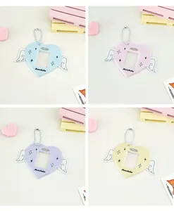 Dettaglio di portafoto a forma di cuore in quattro colori pastello con catenelle