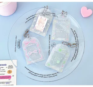 Set di quattro porta tessere glitterati con catene in metallo in colori pastello