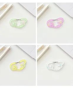 Detalle de cuatro mosquetones de acrílico en forma de nube con patrones de puntos