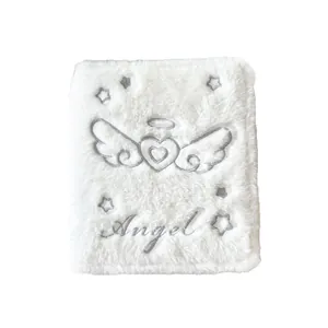 Funda de felpa blanca para carpeta A6 con bordado de corazón con alas de ángel plateado