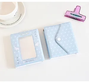 Dettaglio mini album fotografico azzurro con stelle e chiusura a bottone a pressione