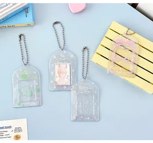 Dettaglio di quattro portacarte trasparenti glitterati con stelle e fiocchi rosa