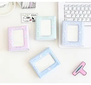 Vista macro di raccoglitori per fotocard macaron con copertina in PVC e finestra trasparente