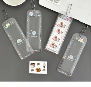 Detailopname van glitter PVC-kaarthouders met dessertillustraties en metalen kettingen