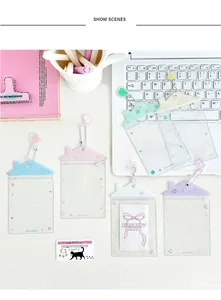 Detalle de los coloridos portatarjetas de PVC transparente con forma de casa y cadenas