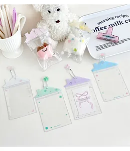 Detalle de los tarjeteros de PVC transparente con forma de casa y cadenas de bolas de colores