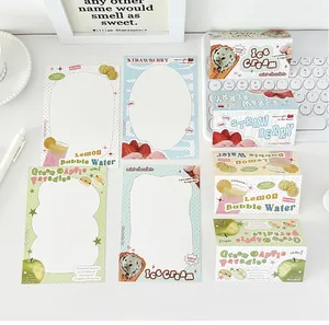 Primer plano de blocs de notas en tonos pastel con diseños de frutas hechos a mano