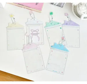 Primer plano de portatarjetas de PVC con forma de casa de colores y lentejuelas