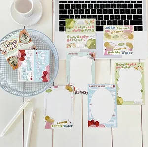 Vista plana de papelería temática de postres con patrones de manzana y limón en cartón
