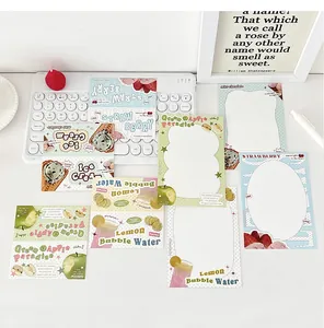 Vista macro de tarjetas de papelería con temas de frutas y postres en tonos suaves