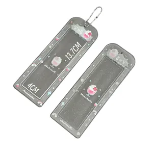 Glinsterende PVC fotokaarthouder met aardbeienprint en handige metalen ketting