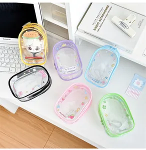 Detalle de bolsas de PVC coloridas para muñecos con ganchos y cierres de cremallera
