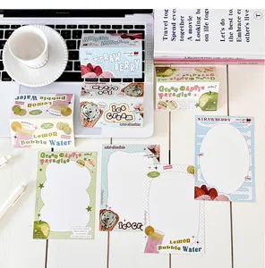 Set de papelería temática de postres con kits de cartulina de fresa y helado en madera