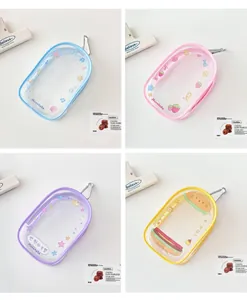 Detalle de bolsas coloridas de PVC transparente para muñecas con cierres y ganchos